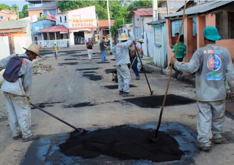 Operação tapa buracos recupera trechos críticos em Parintins
